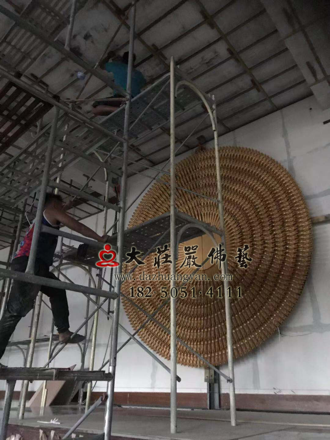 澎湖馬公市潮音寺銅雕千手觀音千手背光上臺(tái)吊裝到位