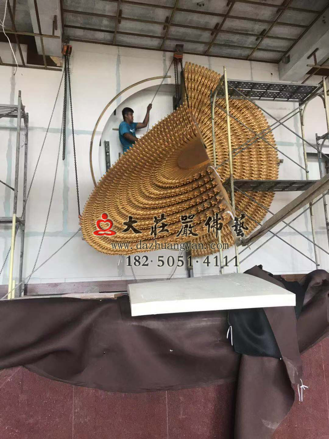 澎湖馬公市潮音寺銅雕千手觀音千手背光吊裝上佛臺(tái)進(jìn)行中